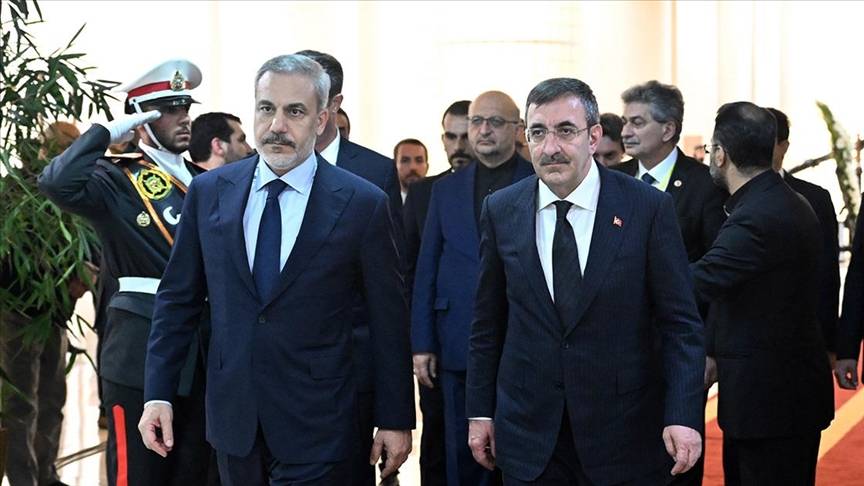 Cumhurbaşkanı Yardımcısı Yılmaz ile Dışişleri Bakanı Fidan Reisi'nin taziyesine katıldı 11
